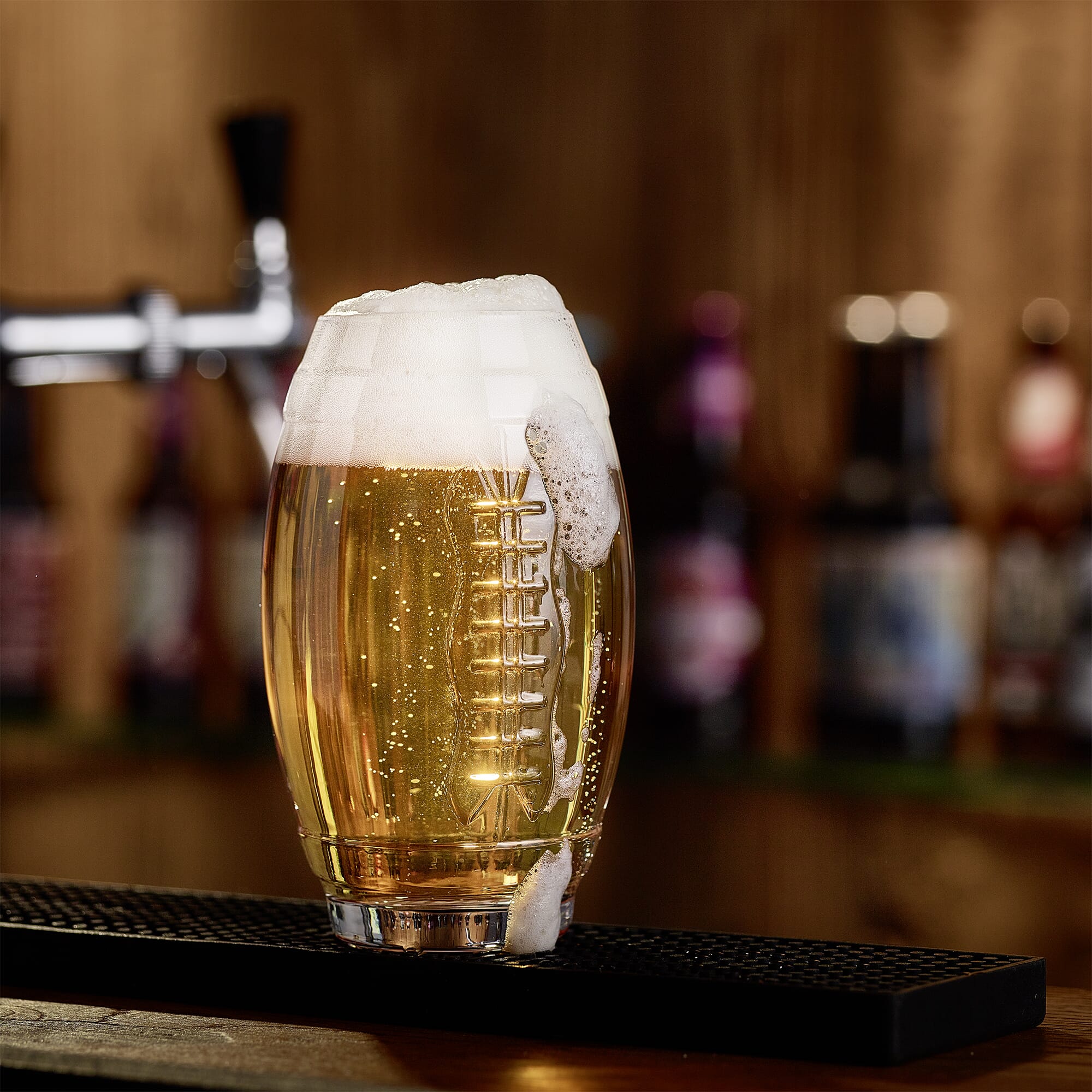 Football Bierglas in der Kneipe