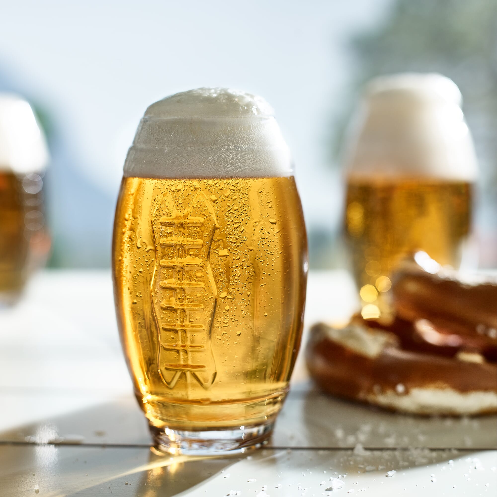 Football Bierglas im Biergarten mit Weizen