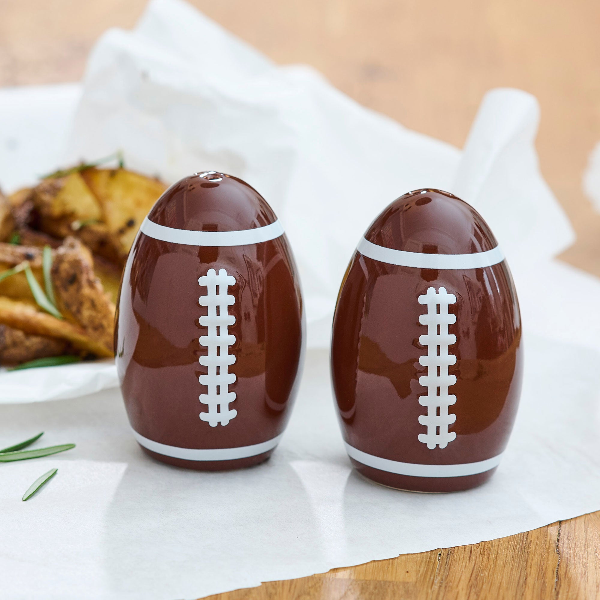 Salz- und Pfefferstreuer in American Football Form