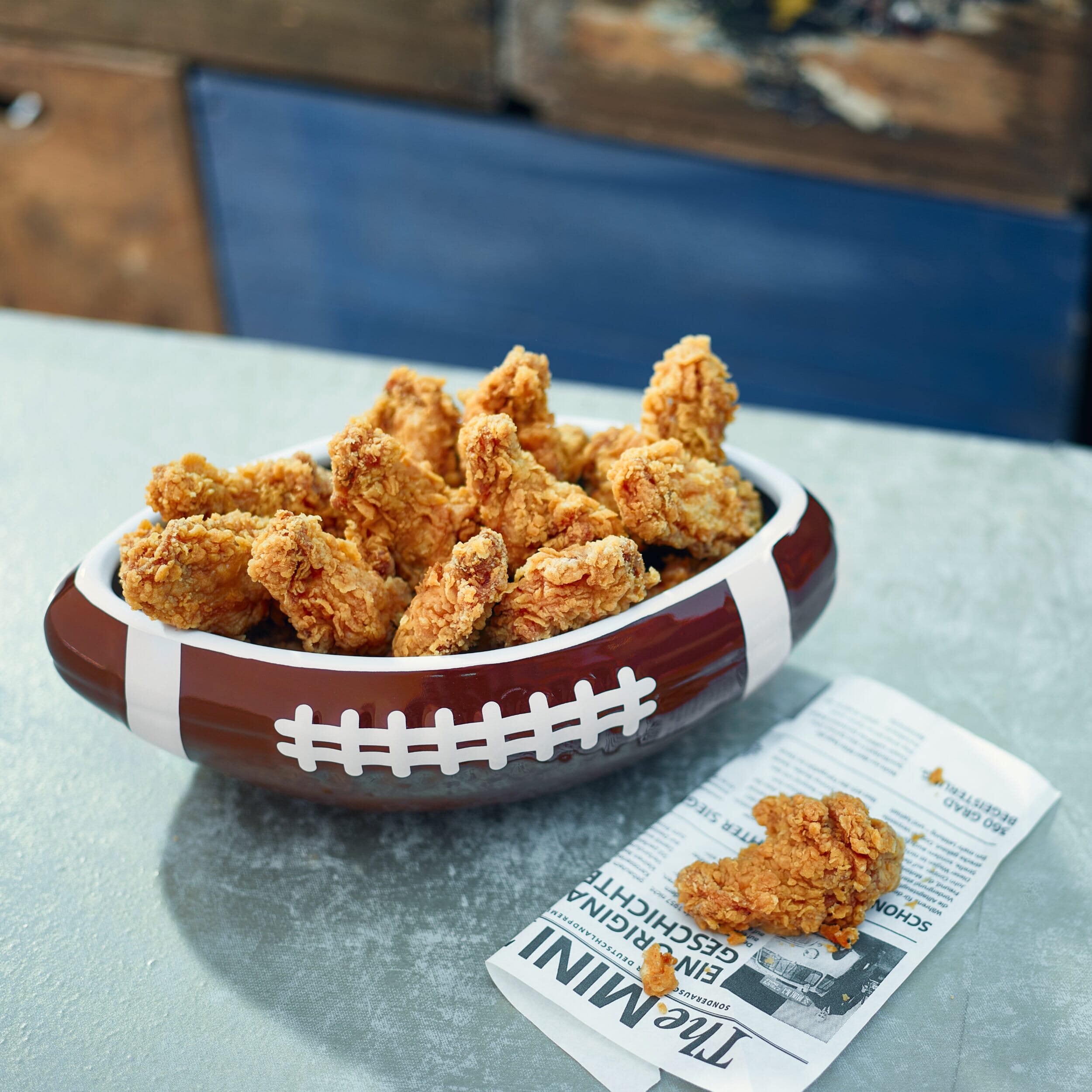 Football Schale mit Chicken Wings