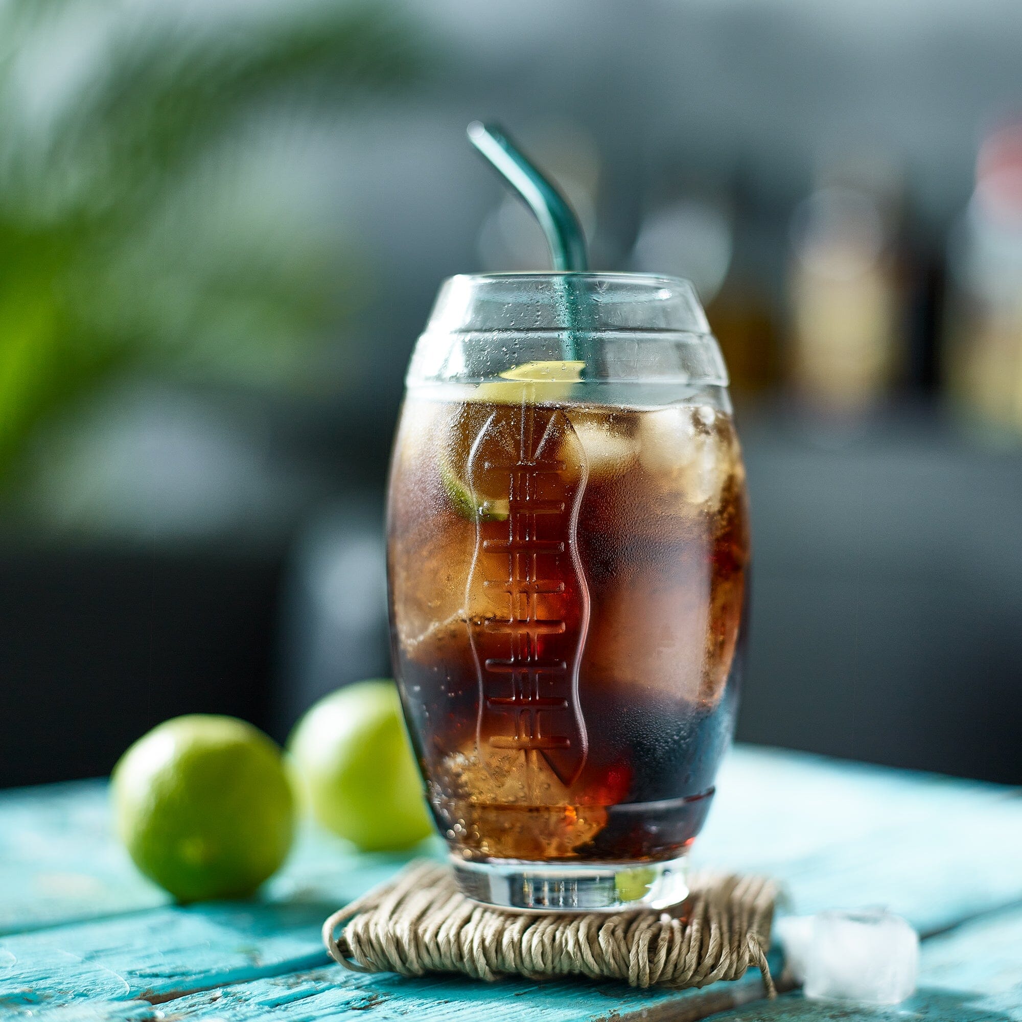 Football Glas mit Cuba Libre Cocktail