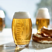 Football Glas mit Weizen und Bretzeln