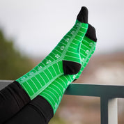 Football Spielfeld Socken in den Himmel gestreckt