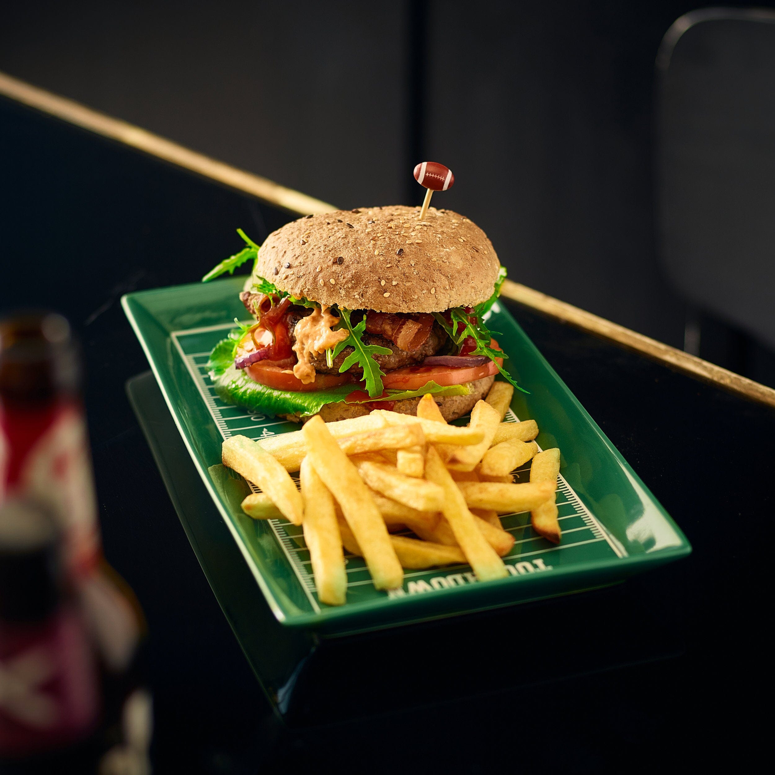 Football Teller mit Burger & Pommes Spielfeld