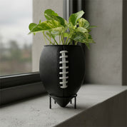 American Football Blumentopf auf Fensterbank