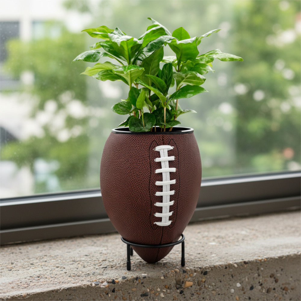 American Football Blumentopf aus Leder auf Fensterbank