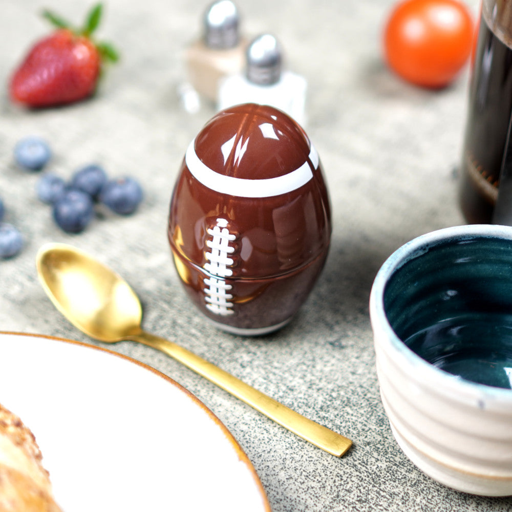 American Football Eierbecher auf Frühstückstisch
