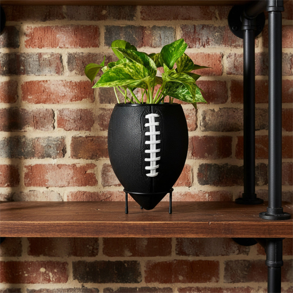 Football Pflanztopf auf Regal schwarz