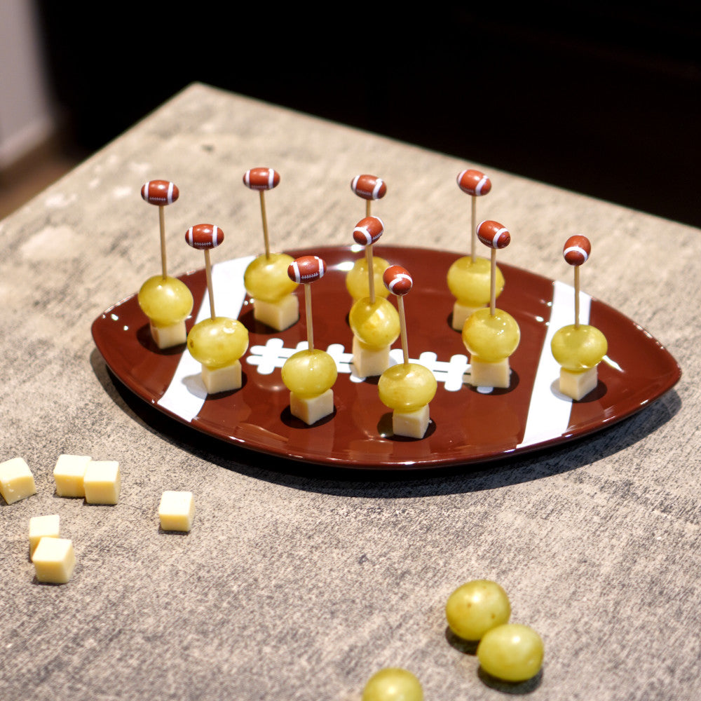 American Football Teller mit Käse-Weintrauben Spießen