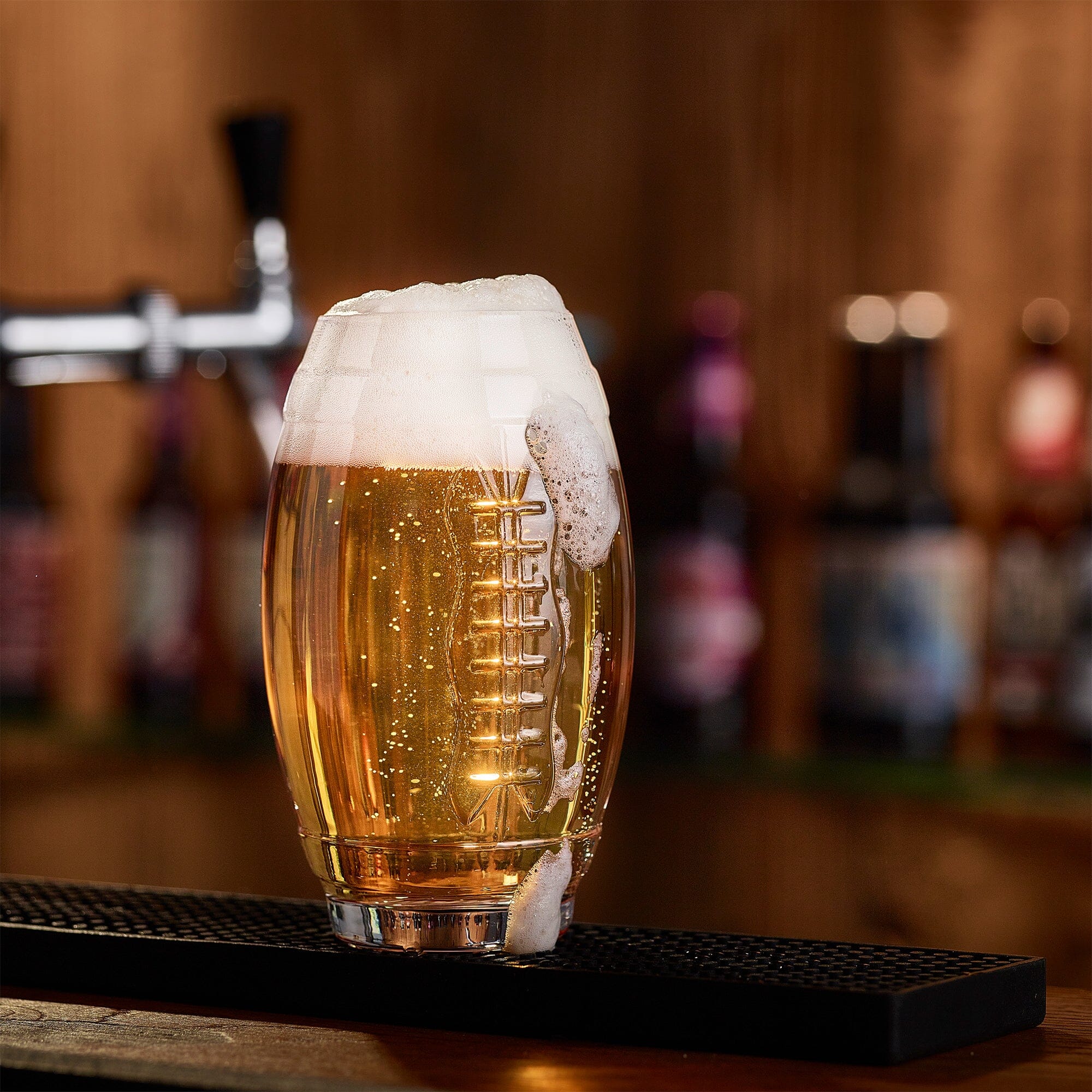 American Football Bierglas auf Bar