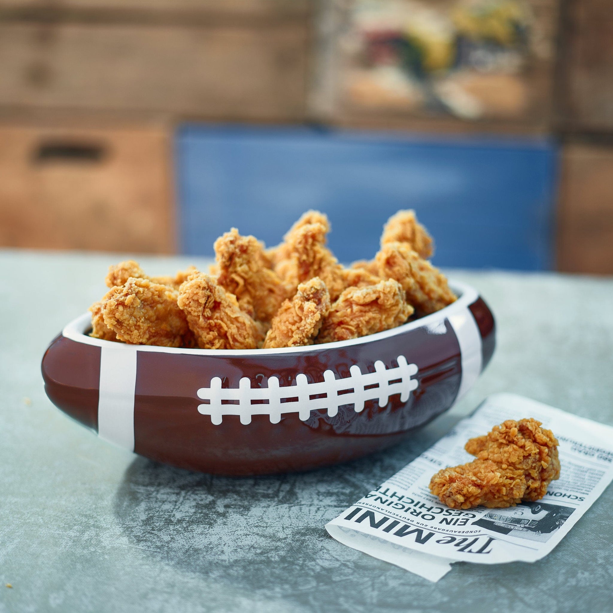 American Football Bowl mit Chicken Wings