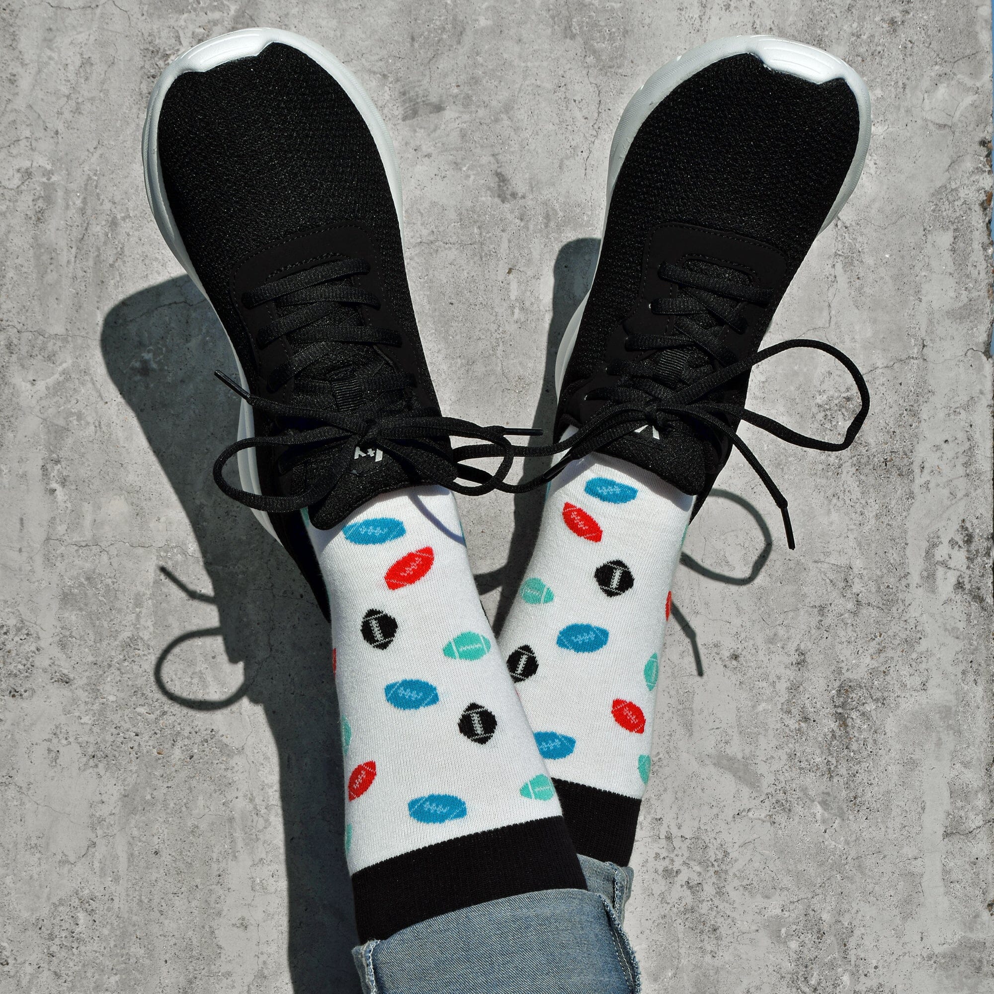 Schwarz/weiße American Football Socken mit bunten Footbällen