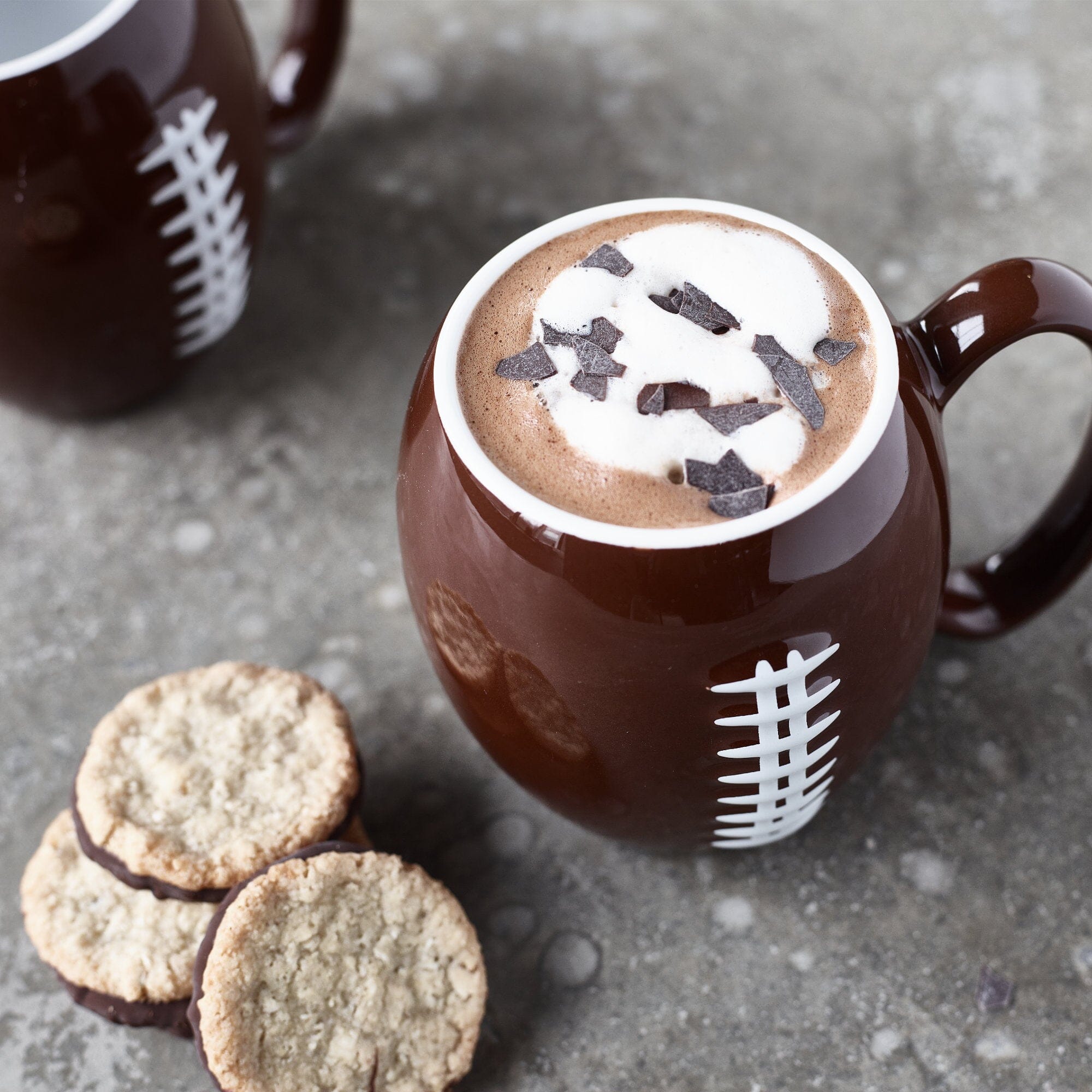 Football Tasse mit Kakao und Keksen