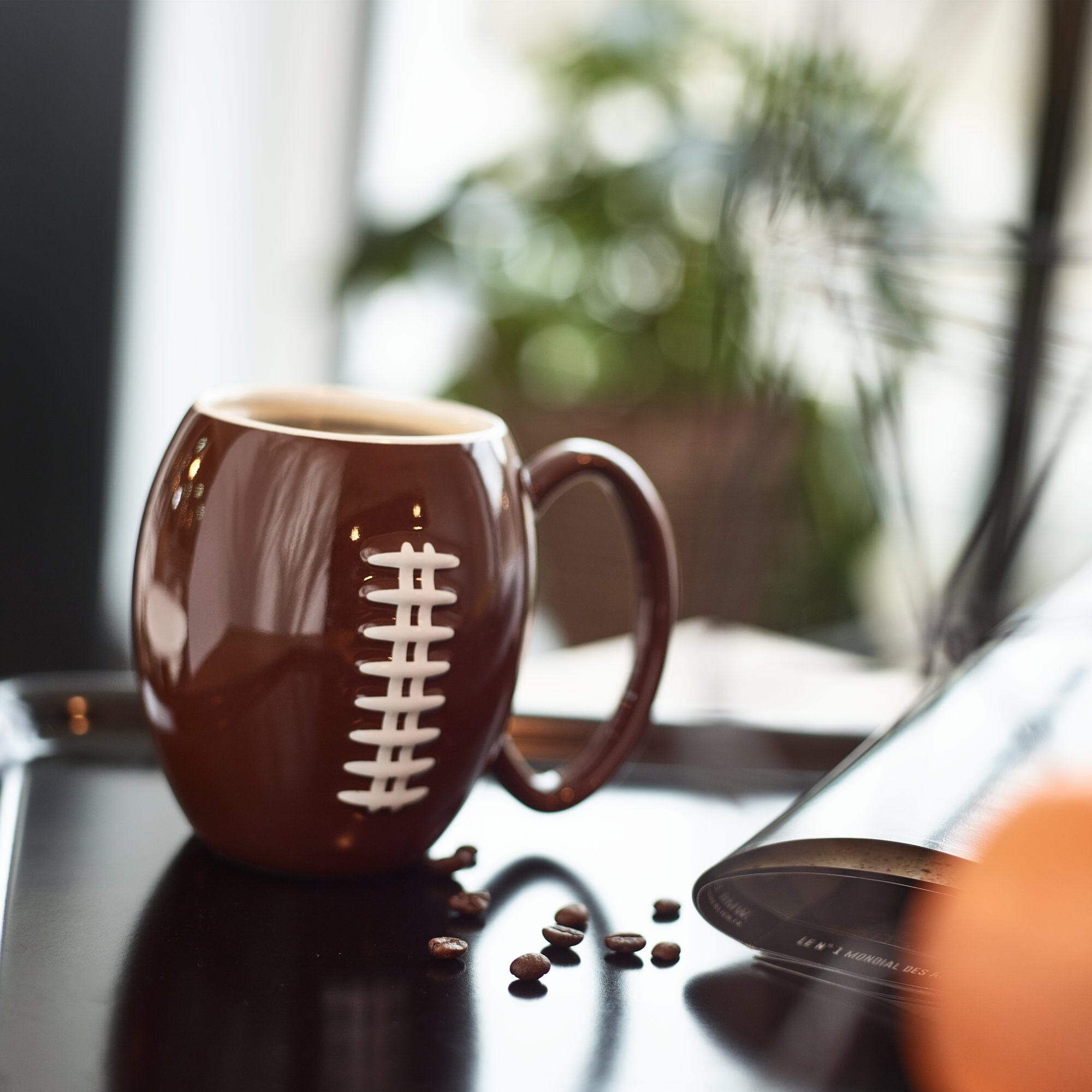 40YARDS Ciotola per cereali da football americano in ceramica (900 ml) a forma di mezzo football con cuciture in rilievo 40YARDS Ciotola per cereali da football americano in ceramica (900 ml) a forma di mezzo football con cuciture in rilievo