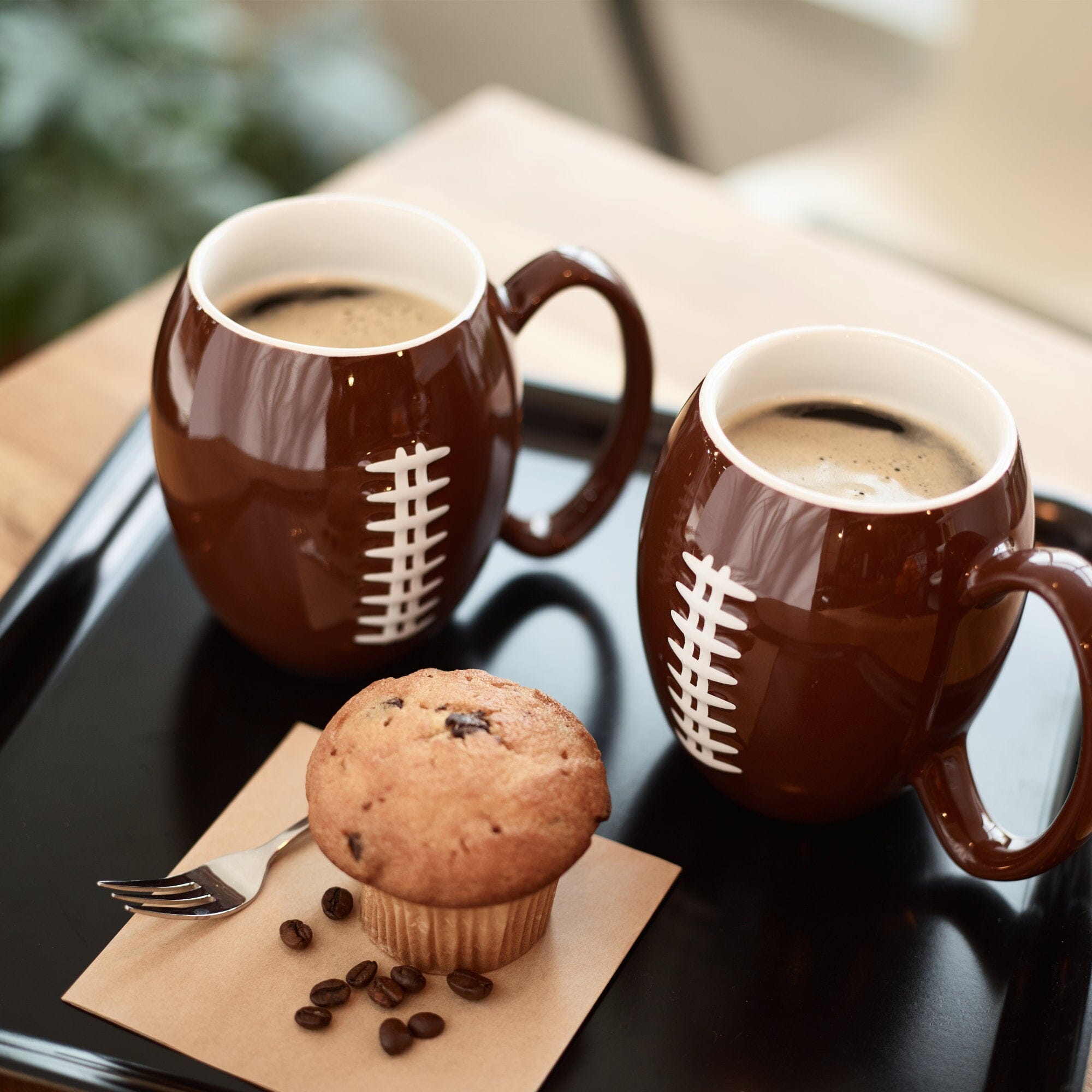 Große, braune American Football Tasse mit Brownie