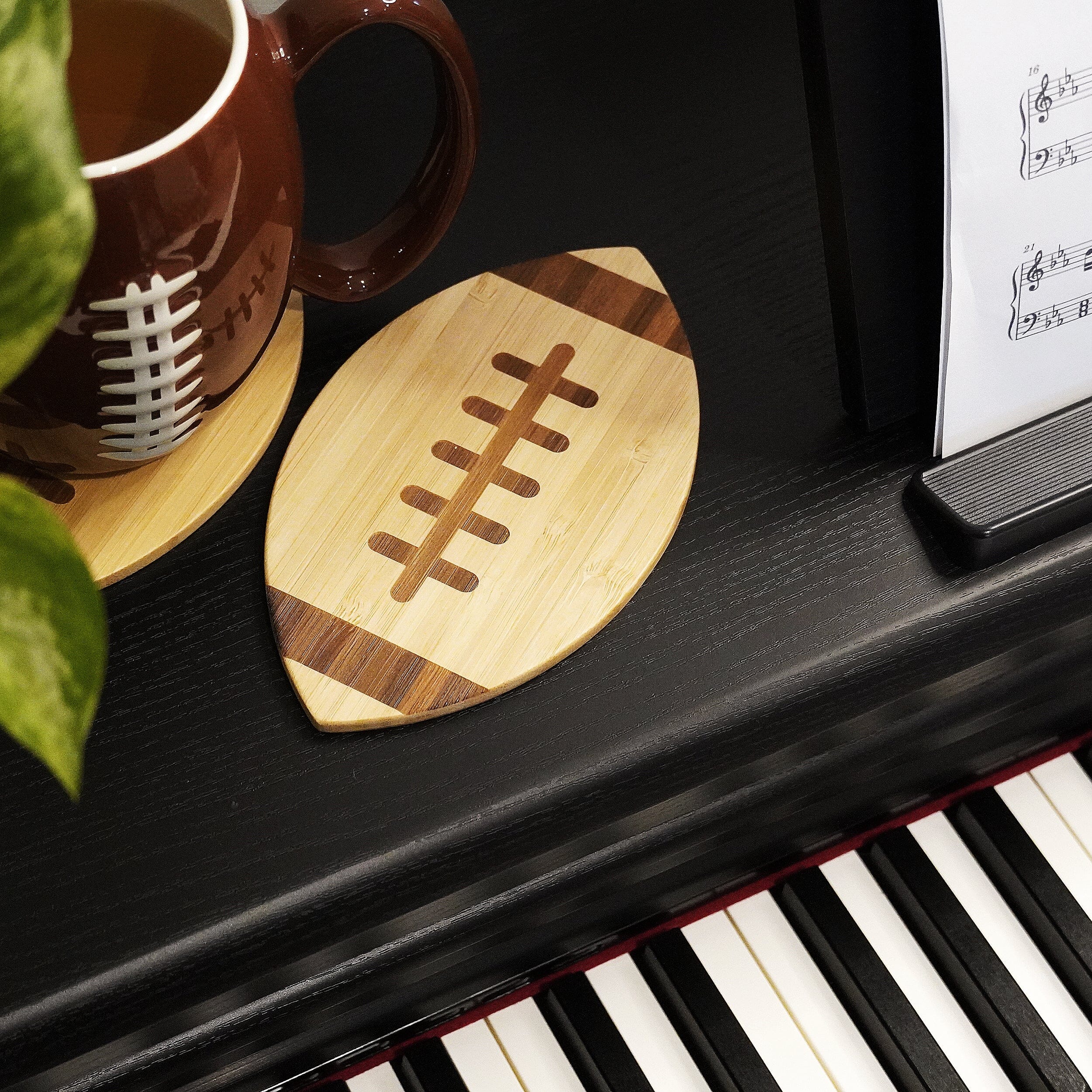 Football Untersetzer mit Kaffeetasse